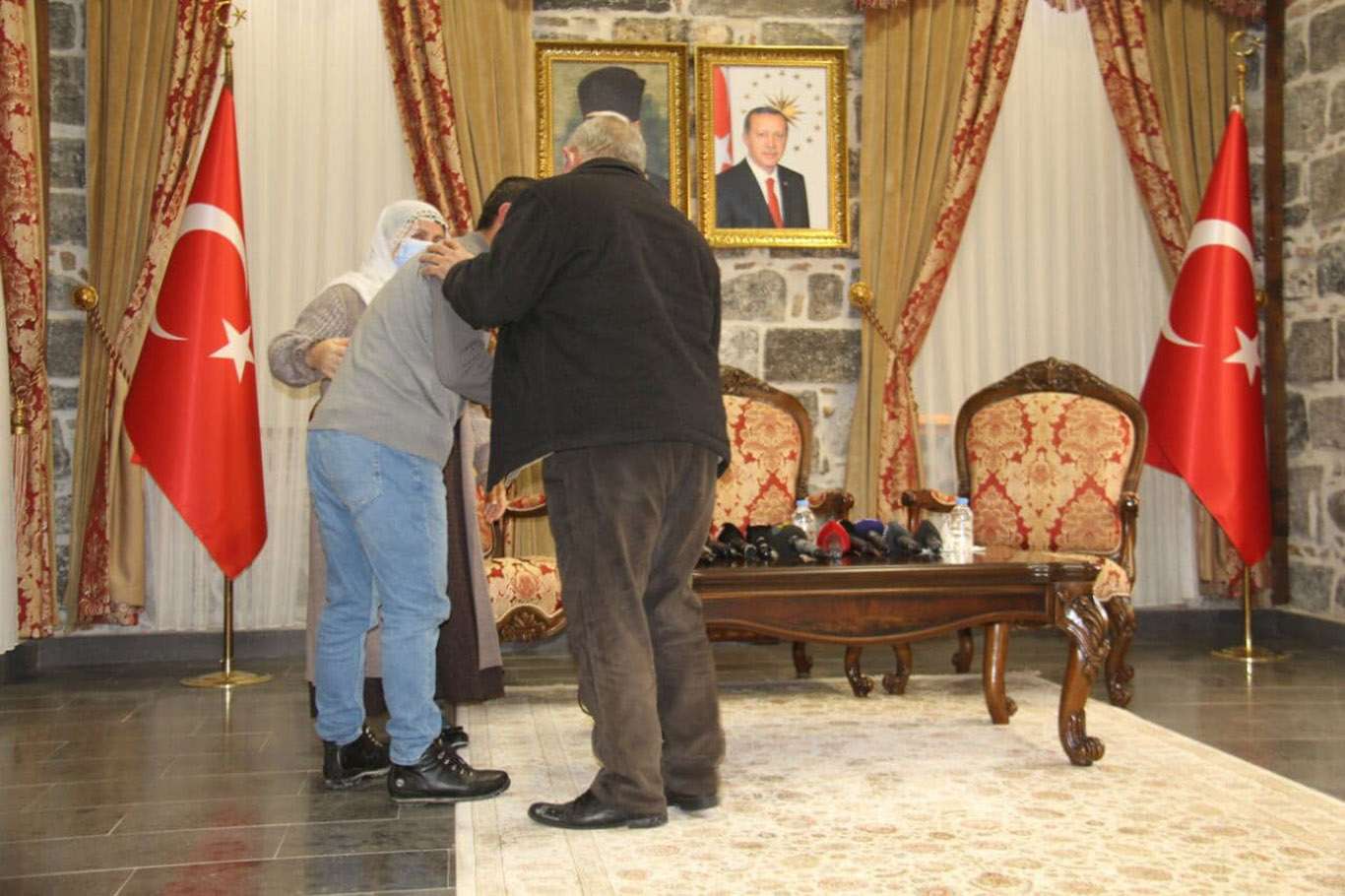 Evlat nöbetindeki bir aile daha evladına kavuştu
